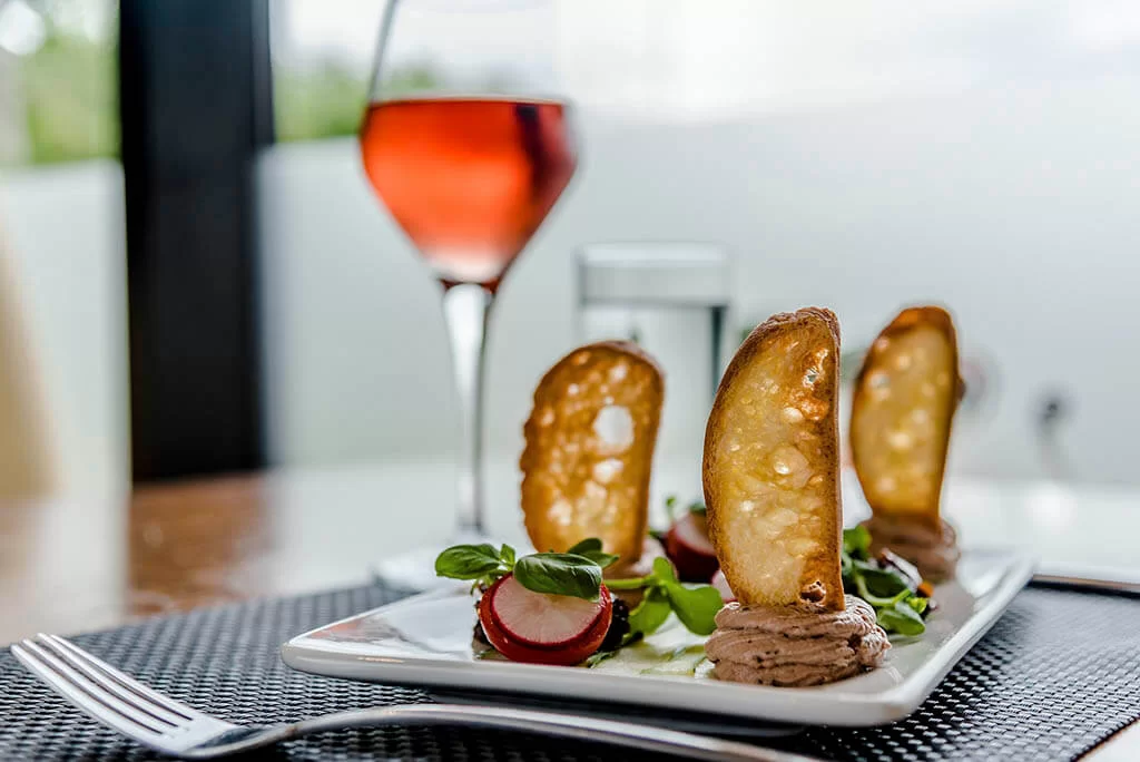 Hoe kan je de Eiffeltoren bezoeken zonder wachten? Dineren in het restaurant op de Eiffeltoren Hoe kan je de Eiffeltoren bezoeken zonder wachten? Dineren in het restaurant op de Eiffeltoren