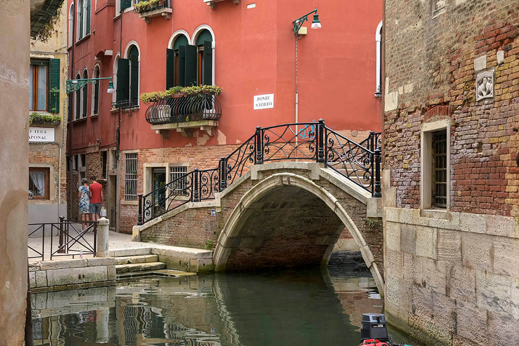 Venetië, San Polo - Ponte Storto over Rio di San Aponal Venetië: beste hotelovernachtingen. San Polo