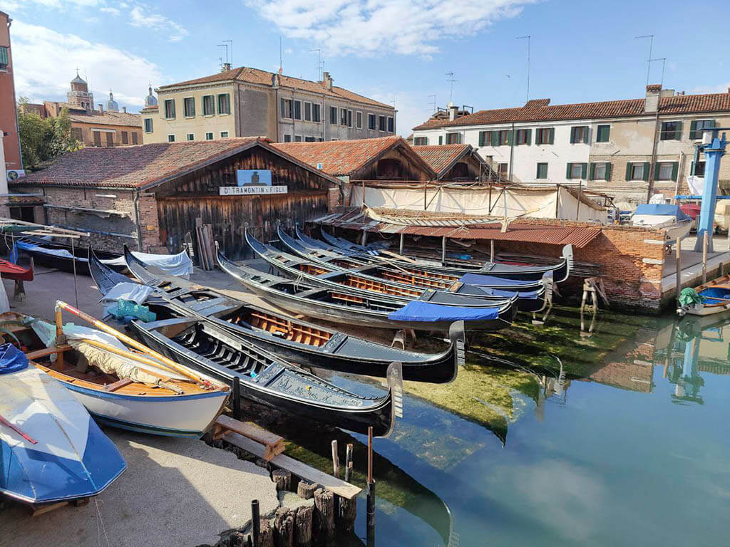 Gondels en openbaar vervoer in Venetië